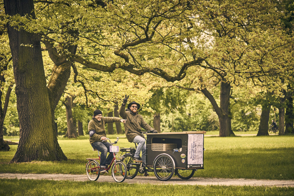 Weingut der Landeshauptstadt Stuttgart | Timo Saier und Axel Assfalg unterwegs mit dem Wein-Lastenrad | Copyright Frederik Dulay-Winkler